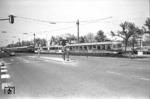 Im Jahre 1960 feierte die (Bundes-) Bahn ihr 125 jähriges Bestehen, gleichzeitig die BD Köln ihren 80. Geburtstag, u.a. mit einer Fahrzeugausstellung am Konrad-Adenauer-Ufer auf den Gleisanlagen der Rheinuferbahn (KBE), unmittelbar am Direktionsgebäude. Vorne ist der bei Westwaggon erbaute Prototyp des KBE-Schnelltriebwagens ET 201 zu erkennen. (1960) <i>Foto: Fischer</i>