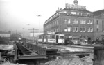 Umbau des "Döppersberg" an der Bundesstraße 7 in unmittelbarer Nähe des Bahnhofs Wuppertal-Elberfeld (heute Hbf) und der Bundesbahndirektion. Der Bereich zwischen dem Wuppertaler Hauptbahnhof, der Schwebebahnstation "Wuppertal Hbf/Döppersberg" und dem zentralen Busbahnhof soll bis 2017 komplett umgestaltet werden: Der jetzige Fußgängertunnel soll verschwinden, die Anbindung vom Bahnhof erfolgt über eine Brücke, der Busbahnhof soll zentral neben den Hauptbahnhof verlegt werden. (08.09.1961) <i>Foto: Helmut Säuberlich</i>