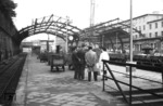 Abriss der Bahnhofshalle in Wuppertal-Elberfeld (heute Hbf). Nachdem die Halle beim schweren Bombenangriff auf Elberfeld am 24.06.1943 stark in Mitleidenschaft gezogen worden war und nur provosorisch in einem Teilbereich wiederhergestellt werden konnte, entschloss sich die BD Wuppertal im Zuge des Modernisierungsprogramms Anfang der 1960er Jahre zum Komplettabriss.  (30.05.1962) <i>Foto: Helmut Säuberlich</i>
