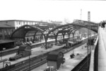 Im Zuge der anstehenden Elektrifzierungsarbeiten wurde die Bahnhofshalle des Bahnhofs Wuppertal-Elberfeld (heute Hbf), die bereits nach dem zweiten Weltkrieg stark eingekürzt worden war, abgerissen und durch die damals üblichen Betondächer ersetzt, was nicht unbedingt das Bild des Bahnhofs verschönerte. (30.05.1962) <i>Foto: Helmut Säuberlich</i>
