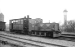 Die von Gmeinder als erste von vier Maschinen für die Wangerooger Inselbahn ausglieferte V 11 901 sollte die Dampftraktion auf der Insel ablösen. Hier steht sie vor der im Jahre 1939 vom pfälzischen Schmalspurnetz nach Wangerooge gelangten 99 081, die am 12. August 1952 ausgemustert wurde. (04.1952) <i>Foto: Slg. Eisenbahnstiftung</i>