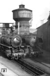 Während der Dampflokzeit ein gut besuchter Ort, ist Ottbergen heute zur eisenbahnmäßigen Diaspora verkommen. In "besseren" Zeiten warten 044 195 (44 1202) und 044 390 (44 390) im Bw Ottbergen auf den nächsten Einsatz. (21.02.1976) <i>Foto: Joachim Bügel</i>