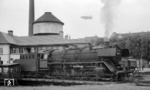Was andere heute nur mit nachträglicher Bildbearbeitung erreichen, glückte dem Fotografen im Bw Wuppertal-Vohwinkel: 044 434-9 vom Bw Ottbergen, eine der drei letzten DB-44er mit Schürze, wendet auf der Drehscheibe 2 für die Rückfahrt nach Paderborn, als ein Luftschiff der letzten Wuppertaler Brauerei vorüberfährt. (19.05.1973) <i>Foto: Wolfgang Bügel</i>