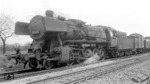 50 2194 mit einem Güterzug bei Mainz-Bischofsheim. Die Verwandschaft der 1942 bei der Wiener Lokfabrik gebauten Maschine zur späteren Kriegslokbaureihe 52 lässt sich kaum verleugnen. (16.04.1952) <i>Foto: Ron Amberger</i>