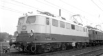 Zufällig erwischte der Fotograf die mit Henschel-Versuchsdrehgestellen ausgerüstete "provisorische" Rheingoldlok E 10 1244, die zuvor in E 10 184 erprobt worden waren, auf einer Probefahrt des Aw München-Freimann vor einer unbekannten E 18 im Bahnhof Prien. (09.05.1962) <i>Foto: Ron Amberger</i>