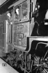 Der sichtlich stolze Lokführer mit seinem Heizer auf der Darmstädter 17 075. Ein Bild aus dem damaligen Reichsbahn-Kalender.  (1929) <i>Foto: RVM (Dr. Paul Wolff & Tritschler, Historisches Bildarchiv Offenburg)</i>