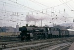 18 316 verlässt mit einem Meßzug des BZA Minden den Hagener Hauptbahnhof. 18 316 war noch bis 1969 in Diensten der Mindener Versuchsanstalt und wurde anschließend als Denkmallok in einem Vergnügungspark bei Minden aufgestellt. Anfang der 1990er Jahre wurde sie vom Landesmuseum für Technik und Arbeit (LTA) in Mannheim übernommen und obwohl sie mehr als 20 Jahre im Freien gestanden hatte, gelang es, die Lok wieder betriebsfähig aufzuarbeiten. (05.1967) <i>Foto: H.D.Kremer</i>