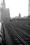 Blick von der Straßenauffahrt zur Hohenzollernbrücke auf die östliche Bahnhofsausfahrt des Kölner Hauptbahnhofs, mit einer ausfahrenden P 8, die sich gerade auf den Weg nach Deutz macht.  (1935) <i>Foto: RVM (Felten)</i>