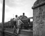 Schon immer faszinierte die Eisenbahn die männliche Jugend. Hier wird die Ausfahrt eine P 8 (Baureihe 38.10) aus den Kölner Hauptbahnhof beäugt. (1935) <i>Foto: RVM (Felten)</i>