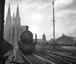 Blick aus der Hohenzollernbrücke auf 38 2652 vom Bw Dieringhausen, die gerade den Kölner Hauptbahnhof verlassen hat. (1935) <i>Foto: RVM (Felten)</i>