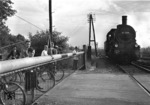 55 3205 rangiert im Bahnhof Kalscheuren. Die an der Schranke Wartenden interessieren sich offenkundig mehr für den Fotografen als für die Dampflok - heute wäre dies sicherlich umgekehrt. (1938) <i>Foto: RVM (Felten)</i>