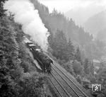 Die Villinger 44 326 mit einem Güterzug auf der regenverhangenen Schwarzwaldbahn bei Hornberg. (07.08.1958) <i>Foto: Frank Barry</i>