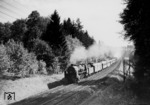 39 203 mit einer unbekannten Schiebelok auf dem steigungsreichen Streckenabschnitt der Gäubahn zwischen Stuttgart West und Vaihingen. (1941) <i>Foto: RVM (Ulmer)</i>