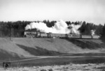 Eine unbekannte Stuttgarter P 10 befördert einen Schnellzug auf der Gäubahn zwischen Stuttgart und Böblingen. (1937) <i>Foto: RVM (Ulmer)</i>