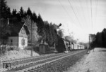 Ein Schnellzug mit 39 030 und Schubunterstützung auf der Gäubahn im Rohrer Wald. (1941) <i>Foto: RVM (Ulmer)</i>