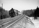 39 207 rollt im Roher Wald ihrem Ziel Stuttgart entgegen. (1937) <i>Foto: RVM (Ulmer)</i>