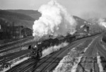 44 623 verlässt mit Schubunterstützung einer weiteren 44er den Bahnhof Altenhundem. (01.1961) <i>Foto: Gerhard Moll</i>