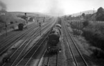 44 508 (Bw Altenhundem) mit einem Güterzug bei der Durchfahrt in Kreuztal Vbf. Am Ablaufberg rangiert 94 539. 44 508 ist noch mit einer flachen Behelfsrauchkammertür ausgerüstet. (1952) <i>Foto: Gerhard Moll</i>
