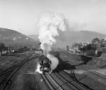 44 1655 (Bw Dillenburg) mit einem beladenen Kohlezug bei der Ausfahrt aus dem Rangierbahnhof von Altenhundem. (02.1961) <i>Foto: Gerhard Moll</i>
