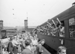 Ein Feriensonderzug nach Kiel wird im Münchener Hauptbahnhof verabschiedet. (1952) <i>Foto: Steidl</i>