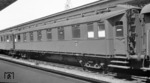 DB-Wagen Nr. 15450, Bauart B4ü-Pr20 Görlitz, ein zwischen 1920 und 1922 gebauter Stahlwagen, in einem internationalen Schnellzug im Bahnhof Ostende. Der Wagen dahinter ist vermutlich ein AB4ü-Sa16 aus der Nummernreihe 13981-13984, Baujahr 1916. (07.1951) <i>Foto: Joseph P. Saitta</i>