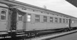 DB-Wagen Nr. 13716 - ein AB4ü-Pr09a, gebaut 1911 nach preussische Musterblatt Ia2a - im Bahnhof Ostende. Dahinter vermutlich ein AB4ü-Sa16 aus der Nummernreihe 13981-13984. Diese frühen Stahlwagen wurden bereits 1916 gebaut. (07.1951) <i>Foto: Joseph P. Saitta</i>