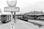 58 1132 fährt in Wilkau-Haßlau ein. Links steht der Schmalspurzug nach Kirchberg - Schönheide. (01.05.1973) <i>Foto: Michael Malke</i>