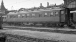 CFF/SBB-Teakspeisewagen Nr. 10216 (Baujahr 1907) im Bahnhof Basel SBB. Die letzten Wagen dieser Bauart wurden 1954 ausgemustert. (07.1951) <i>Foto: Joseph P. Saitta</i>