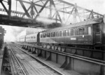 Der Riviera-Express (Luxuszug L 20) verlässt Berlin-Anhalter Bahnhof. Der Anhalter Bahnhof war vor dem Zweiten Weltkrieg der bedeutendste Berliner Fernbahnhof. Von hier aus fuhren die Züge in den Süden: auf der Dresdner Bahn nach Dresden, Prag und Wien; auf der Anhalter Bahn nach Leipzig und Halle, Nürnberg, München, Stuttgart, Erfurt und Frankfurt. Kurswagen und besondere Fern- und Luxuszüge fuhren noch weiter. Der im Bild gezeigte Riviera-Napoli-Express L19/20 fuhr erstmalig am 3. Januar 1931 von Berlin nach Neapel, mit Kurswagen nach Cannes sowie teilweise mit Schlafwagen nach Rapallo und Rom. Das Bild stammt von der Eröffnungsfahrt. Der Zug ist unter der Hochbahnbrücke hindurchgefahren, die Schnellzuglokomotive passiert bereits das auf der rechten Seite liegende Bahnbetriebswerk Bw Berlin Ahb. Der Zug besteht aus den eleganten blauen Wagen der CIWL – Compagnie Internationale des Wagons-Lits. Der Zug verkehrte dreimal pro Woche und fuhr am Anhalter Bahnhof um 12:53 Uhr ab. Er wird die über 2000 km lange Strecke nach Neapel in 32 Stunden zurücklegen. (03.01.1931) Foto: RVM (03.01.1931) <i>Foto: RVM</i>