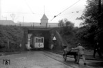 Eine typische Straßenszene der 1950er Jahre, die noch nicht von mehrspurigen Straßendurchlässen geprägt waren, angeblich aufgenommen in Essen.  (1951) <i>Foto: Willi Marotz</i>
