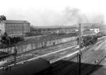 Blick in das Bw Wanne-Eickel. Rechts die noch mit Wagnerblechen ausgerüstete 50 1853 vom Bw Oberhausen-Osterfeld Süd, an den Kohlenvorräten steht eine pr. T 16.1 (Baureihe 94) sowie eine weitere 50er. An der Güterabfertigung wartet 50 2848 mit einem Güterzugbegleitwagen.  (12.1954) <i>Foto: Willi Marotz</i>