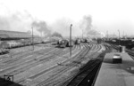Blick in die Ausfahrgruppe des Güterbahnhofs von Wanne-Eickel, der zwischen Güterabfertigung (links) und Bahnbetriebswerk lag. (12.1954) <i>Foto: Willi Marotz</i>