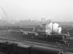 50 856 vom Bw Kirchweye, die wohl über die Rollbahn ins Ruhrgebiet gekommen war, rangiert im Güterbahnhof von Wanne-Eickel. Die typische Ruhrgebietskulisse ist wie die umfangreichen Bahnanlagen längst Vergangenheit. (12.1954) <i>Foto: Willi Marotz</i>