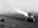 94 1110 rangiert mit einem unendlichen Zug aus Güterzugbegleitwagen im Güterbahnhof von Wanne-Eickel.  (12.1954) <i>Foto: Willi Marotz</i>