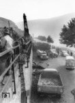 Am 12. Oktober 1951 riss die Feuerbüchse der 42 1893 wegen 	Wassermangels vor einem Güterzug zwischen Klotten und Cochem auf. Die Zugladung aus Kohlen landete u.a. auf der parallel zur Moselstrecke liegenden Bundesstraße 49, vorne ist das Führerhausdach der 42 1893 zu erkennen. (13.10.1951) <i>Foto: A. Dormann, Slg. W.Löckel</i>