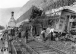 Aufräumarbeiten nach dem Kesselzerknall der 42 1893 auf der Moselstrecke zwischen Klotten und Cochem, deren senkrecht stehender Tender in der Bildmitte zu erkennen ist. (13.10.1951) <i>Foto: A. Dormann, Slg. W. Löckel</i>