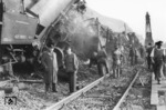 Aufräumarbeiten an der Unfallstelle der 42 1893 zwischen Klotten und Cochem an der Mosel. Der Kesselzerknall der 42 1893 war glücklicherweise der letzte dieser Art bei der DB. Bei der Reichsbahn der DDR ereignete sich noch im auslaufenden Dampfbetrieb am 27. November 1977 ein ähnlicher Unfall bei der Einfahrt des D 567 in den Bahnhof Bitterfeld, als der Kessel der 01 1516 infolge Wassermangels zerknallte und 9 Menschen den Tod fanden. (13.10.1951) <i>Foto: A. Dormann, Slg. W. Löckel</i>