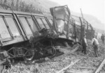 Beschädigte Güterwagen nach dem Kesselzerknall der 42 1893 bei Cochem an der Mosel. (13.10.1951) <i>Foto: A. Dormann, Slg. W. Löckel</i>