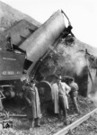 Unfallstelle der 42 1893 (Bw Koblenz-Mosel) nach einem Kesselzerknall bei Cochem an der Mosel.  (13.10.1951) <i>Foto: A. Dormann, Slg. W. Löckel</i>