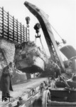 Verladen des abgerissenen Kessels der 42 1893 nach dem Kesselzerkanll infolge Wassermangels bei Cochem an der Mosel. Hierbei fanden Lokführer und Heizer den Tod. (13.10.1951) <i>Foto: A. Dormann, Slg. W. Löckel</i>
