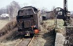Unzureichende Streckenunterhaltung führte am 23. September 1967 zur Einstellung der Personenzugverkehrs auf der Schmalspurbahn Eisfeld - Schönbrunn. Am 1. Dezember 1970 wurde die Strecke in ein Streckenrangiergleis mit drei Rangierbezirken umgewandelt. Der Güterzugverkehr wurde am 31. März 1973 eingestellt. Danach begann der Streckenrückbau, der im April 1974 abgeschlossen war. Bei Betriebseinstellung waren noch die Lokomotiven 99 7231, 7235, 7236 und 7237 vorhanden. Diese wurden anschließend zur Harzquerbahn abtransportiert. 99 7236 war die letzte hier im Einsatz befindliche Lok und half beim Streckenabbau tatkräftig mit, der in der Bahnhofseinfahrt von Eisfeld fast vollendet ist. (03.1974) <i>Foto: Michael Malke</i>