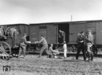 Mindestens so wichtig wie Munitionstransporte war die Versorgung von Lebensmitteln für die kämpfende Truppe. Das Propagandabild aus der besetzten Ukraine sollte wohl den reibungslosen Lebensmittelstransport, hier von Brotleibern, beweisen. (1942) <i>Foto: RVM (Steiner)</i>