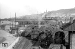 Anfang der 1950er Jahre dominieren neben den Kriegsloks der Baureihe 42 die in Bingerbrück nur zwei Jahre lang heimischen Loks der Baureihe 64. Zu erkennen sind (von rechts nach links) 64 215, 64 143, 64 356 und 42 1900. Die Situation verdeutlicht auch das Problem der Zugförderung in der französischen Zone. Es musste mit allem gefahren werden, was da war. Der angestammte Fuhrpark der Direktionen Saarbrücken (Trier) und Mainz stand als Fluchtloks in der amerikanischen Zone und war damit unerreichbar. (04.1951) <i>Foto: A. Dormann, Slg. W. Löckel</i>