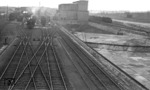 Blick von der Bekohlungsanlage auf die Lokbehandlungsanlagen im Bw Braunschweig mit zahlreichen Loks der Baureihe 50. (04.1951) <i>Foto: A. Dormann, Slg. W. Löckel</i>