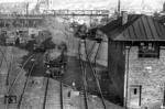Blick auf die Anlagen des Bw Bingerbrück mit 64 143 (vorne). Links dahinter 56 603 vom Bw Darmstadt-Kranichstein, links außen 42 1900. Rechts stehen die Bingerbrücker 42 754 und 94 424, eine der letzten pr. T 16. (04.1951) <i>Foto: A. Dormann, Slg. W. Löckel</i>