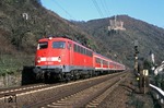 In Erinnerung an die letzten 110er Einsätze auf der Rheinstrecke, ausnahmsweise ein Bild der "neuroten" Frankfurter 110 404 bei Wellmich vor der Kulisse der Burg Maus. (15.03.2007) <i>Foto: Dirk Schönfeld</i>