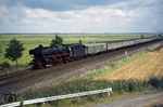 012 075-8 (01 1075) vor D 1339 in typisch ostfriesischer Landschaft bei Petkum (kurz vor Emden). (31.08.1973) <i>Foto: Wolfgang Bügel</i>