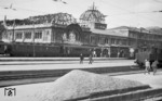 Zwei Jahre nach Ende des Zweiten Weltkriegs waren die Kriegsschäden in Nürnberg Hbf noch unübersehbar. Neben der bunt zusammengewürfelten Zuggarnitur vor dem Empfangsgebäude, haben Loks der Baureihen E 18 und E 04 die elektrische Zugförderung wieder übernommen. (1947) <i>Foto: Autor unbekannt</i>