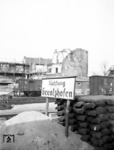 Im Zweiten Weltkrieg fügten in den Jahren 1943 bis 1945 15 größere Luftangriffe der Briten und US-Amerikaner der Stadt Schweinfurt schwere Schäden zu, am 17. August 1943 im Rahmen der Operation Double Strike mit 376 und am 14. Oktober 1943 mit 291 Bombern. Das letztere Datum ging als "Black Thursday" (Schwarzer Donnerstag) in die amerikanische Geschichte ein, da die 8. US-Luftflotte beim Angriff auf Schweinfurt 60 B-17-Bomber verlor. Der größte Angriff fand am 24. Februar 1944 mit 1100 Bombern statt (Wikipedia). Das Bild zeigt einen Bahnhof im Schweinfurter Umland zwei Jahre nach Ende des Krieges. (1947) <i>Foto: Autor unbekannt</i>