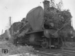 Inwieweit eine solche Tarnung die französische Lok 140 A 163 effektiv gegen Fliegerangriffe schützen konnte, ist wahrscheinlich umstritten; für den Betrieb war das Grünzeug auf jeden Fall ungeeignet und wird von einem Eisenbahner entfernt. (1940) <i>Foto: RVM</i>